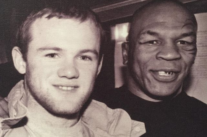 Mantan pemain Manchester United, Wayne Rooney (kiri), bersama Legenda Tinju Dunia, Mike Tyson.