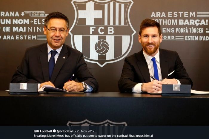 Presiden Barcelona, Josep Maria Bartomeu, duduk bersebelahan dengan Lionel Messi yang menandatangani kontrak baru pada November 2017.