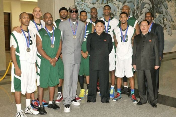 Pemimpin Tertinggi Korea Utara Kim Jong-un berpose dengan eks bintang bola basket NBA Dennis Rodman.