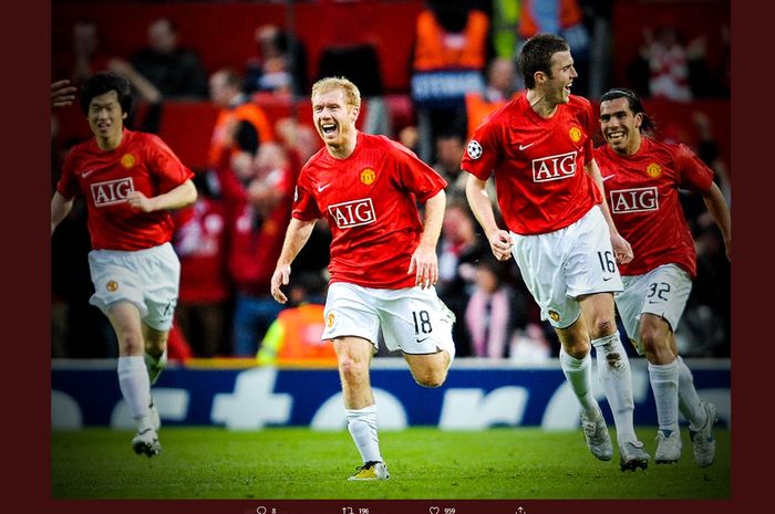 Gelandang legendaris Manchester United, Paul Scholes, merayakan golnya saat menaklukan Barcelona pada laga leg kedua Liga Champions 2007-2008.