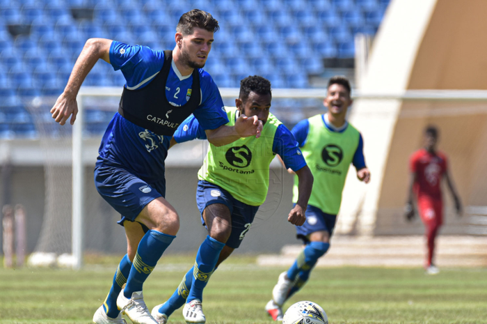 Bek tengah Persib Bandung, Nick Kupers, saat tim melakukan latihan sebelum pandemi Covid-19.