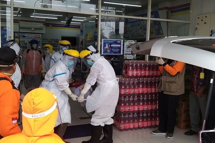 Evakuasi pemudik yang pingsan di toilet minimarker di Madiun