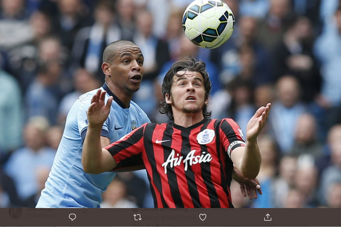 Joey Barton (kanan) saat membela QPR dan melawan mantan klubnya, Manchester City, dalam lanjutan laga Liga Inggris.