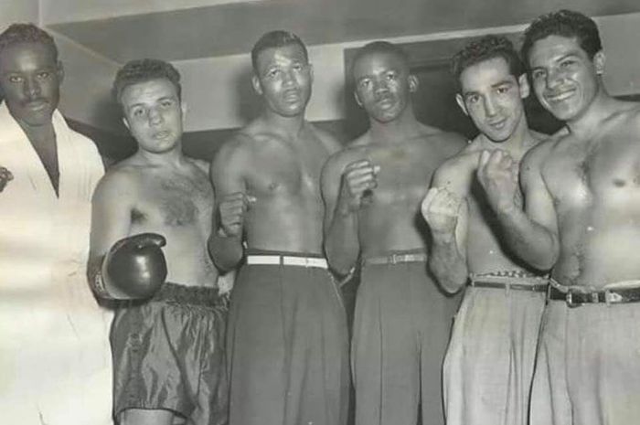 Jake LaMotta (nomor dua dari kiri) pura-pura KO demi mafia.