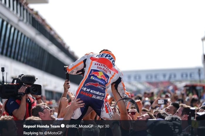 Pembalap Repsol Honda, Marc Marquez, merayakan kemenangan bersama timnya pada balapan MotoGP San Marino di Sirkuit Misano, Italia, 15 September 2019.