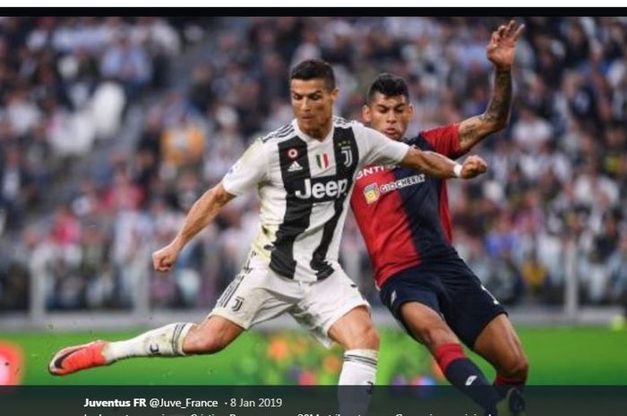 Aksi Cristian Romero mengawal ketat Cristiano Ronaldo dalam pertandingan Juventus melawan Genoa.