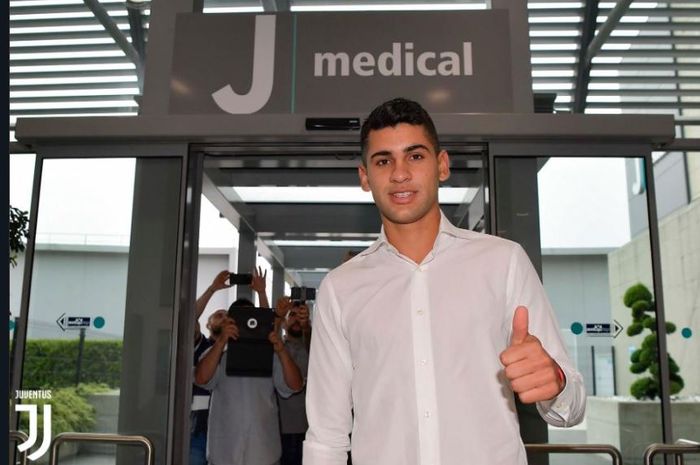 Barcelona dikabarkan siap menikung Tottenham Hotspur dan meminati bek terbuang Juventus, Cristian Romero.