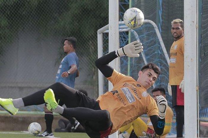 Nadeo Argawinata saat berlatih bersama Bali United.