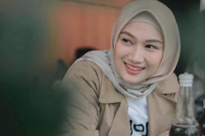 Kelihatan Manis Padukan Outer Hijab, Yuk Intip Koleksi Melody Eks JKT48