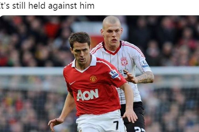 Striker Manchester United, Michael Owen, dijaga oleh bek Liverpool, Martin Skrtel.