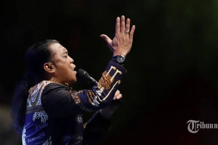 Penyanyi campursari ternama Indonesia, Didi Kempot, meninggal dunia, Selasa (5/5/2020) pukul 07.45 WIB, di Rumah Sakit Kasih Ibu, Solo, Jawa Tengah.