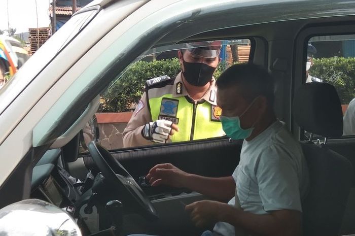 Banyak Pemudik Colongan Sembunyi Naik Truk Demi Lolos Pemeriksaan