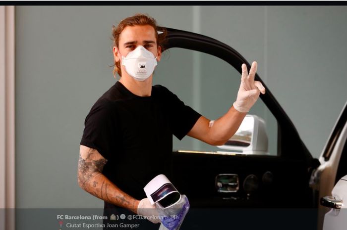 Antoine Griezmann saat tiba di kompleks latihan Barcelona di Ciutat Esportiva Joan Gamper, 6 Mei 2020.