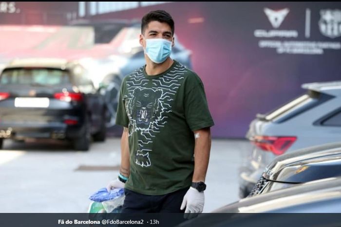 Luis Suarez saat tiba di kompleks latihan Barcelona di Ciutat Esportiva Joan Gamper, 6 Mei 2020.