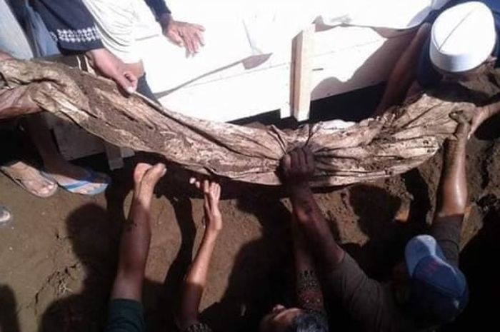 Sudah Meninggal Puluhan Tahun tapi Kain Kafan Tak Rusak