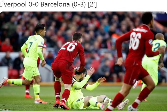 Megabintang Barcelona, Lionel Messi, tak suka dengan ulah bek kiri Liverpool, Andy Robertson, yang mengacak-acak rambutnya.