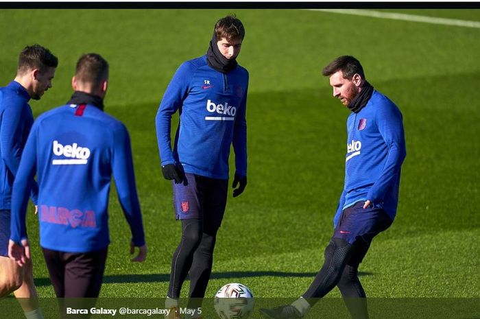 Lionel Messi dkk saat menjalani latihan reguler tim Barcelona sebelum pandemi.