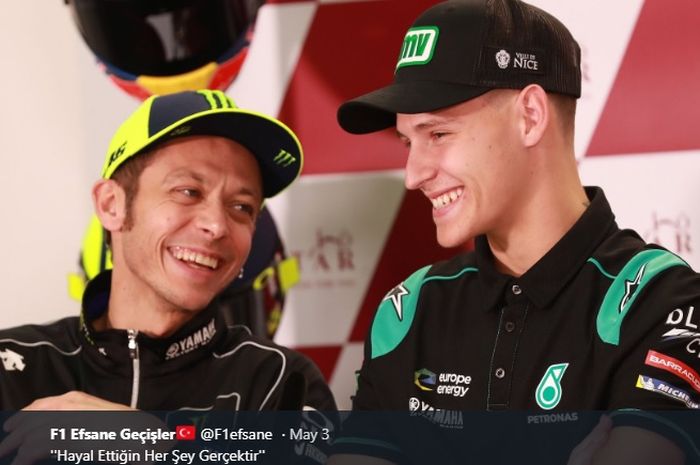 Pembalap Monster Energy Yamaha, Valentino Rossi (kiri), berbicara dengan pembalap Petronas Yamaha SRT, Fabio Quartararo, saat konferensi pers menjelang seri balap MotoGP Qatar di Sirkuit Losail, Qatar. 7 Maret 2019.