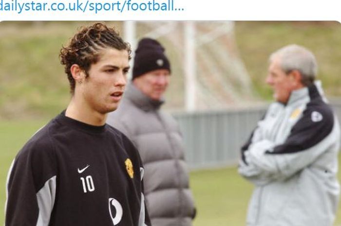 Penyerang Manchester United, Cristiano Ronaldo, menjalani sesi latihan dengan dipantau oleh pelatih Sir Alex Ferguson dan asisten pelatih Walter Smith.