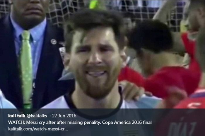 Lionel Messi menangis seusai timnas Argentina kalah dari Cile pada final Copa America 2016.