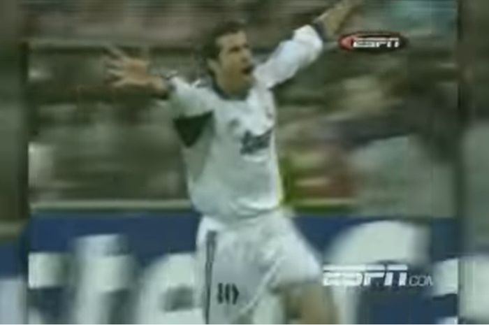 Luis Figo, perekrutan pertama Los Galacticos, mencetak gol dalam laga Real Madrid melawan Bayern Muenchen di Liga Champions, 9 Mei 2001.