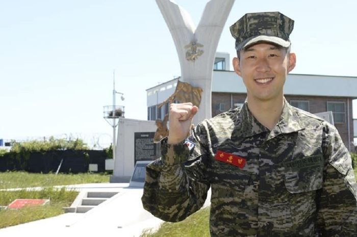 Bintang klub Liga Inggris Tottenham Hotspur, Son Heung-min, lulus sangat memuaskan dalam program pelatihan militer di Korea Selatan.