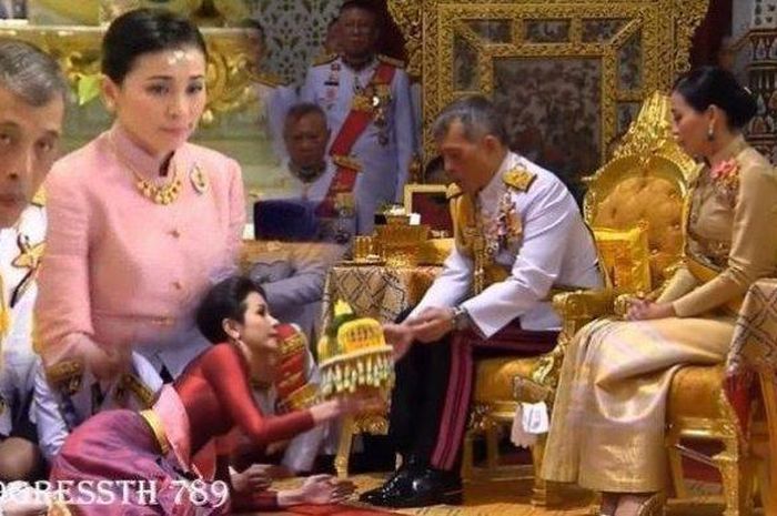 Tinggalkan Rakyatnya Gegara Corona, Raja Thailand Buat Surga Dunianya Sendiri dengan Ditemani 20 Selir Cantik