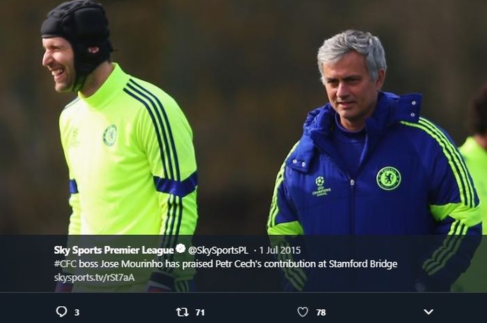 Petr Cech (kiri) dan Jose Mourinho (kanan) saat bersama-sama masih membela Chelsea.