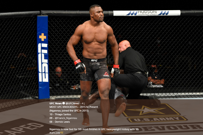 Petarung UFC asal Kamerun, Francis Ngannou, ketika beraksi pada ajang UFC 249 di VyStar Veterans Memorial, Jacksonville, Florida, AS, Minggu (10/5/2020). Kemenangan Ngannou tersebut turut mengundang reaksi, salah satunya dari Mike Tyson. Sebagai juara termuda kelas berat, Tyson yakin Ngannou bisa menjadi juara di masa depan. 