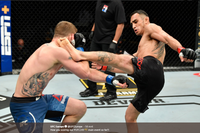 Aksi Tony Ferguson (kanan) menendang Justin Gaethje (kiri) pada ajang UFC 249 Sabtu (9/5/2020) atau Minggu WIB. 