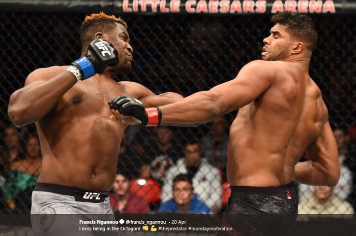 Petarung kelas berat UFC, Francis Ngannou (kiri) saat menghadapi Alistair Overeem pada tahun 2017.