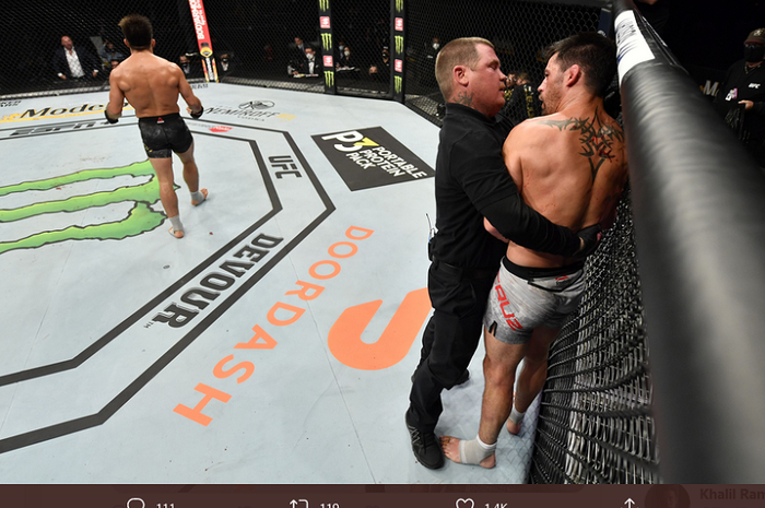 Dominick Cruz (kanan) saat bertarung melawan Henry Cejudo di ajang UFC 249, Sabtu (9/5/2020)