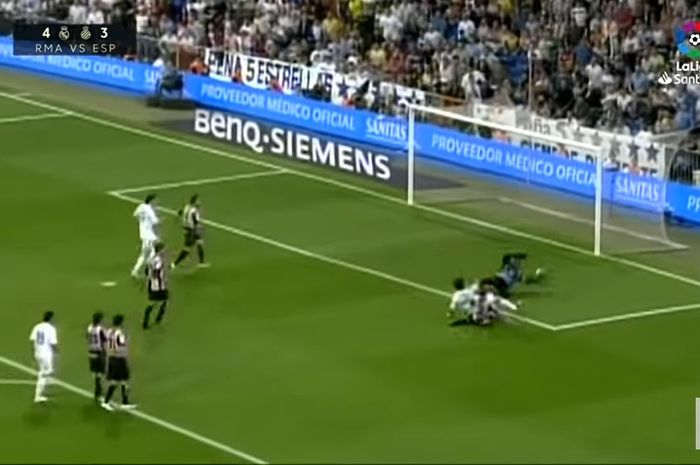 Gonzalo Higuain mencetak gol di menit ke-89 dalam duel klasik Real Madrid vs Espanyol di La Liga, 12 Mei 2007. 