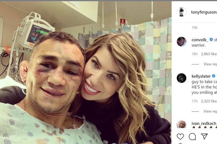 Tony Ferguson didampingi istrinya, Cristina, saat dirawat di rumah sakit usai kekalahan dari Justin Gaethje di UFC 249.