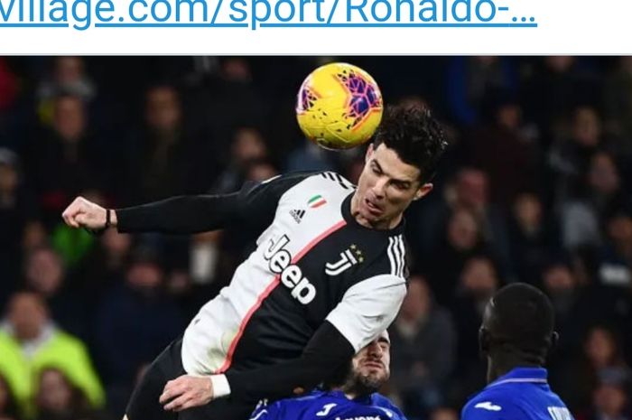 Megabintang Juventus, Cristiano Ronaldo, mencetak gol di ketinggian 2,5 meter dalam laga pekan ke-17 Liga Italia 2019-2020.