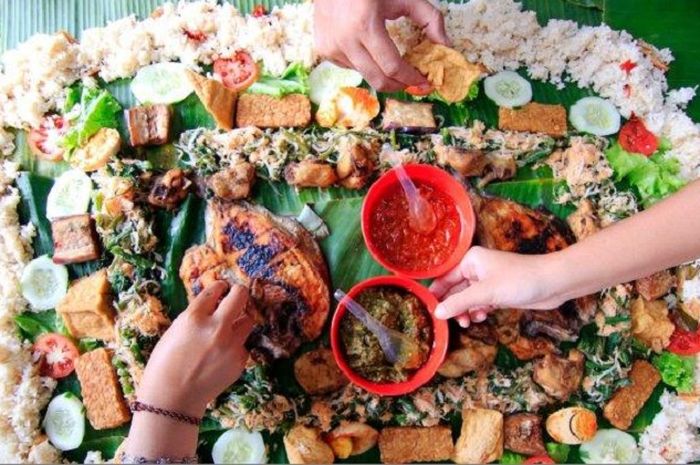 Gak Usah Pakai Piring! Cobalah Makan Diatas Daun Pisang ...