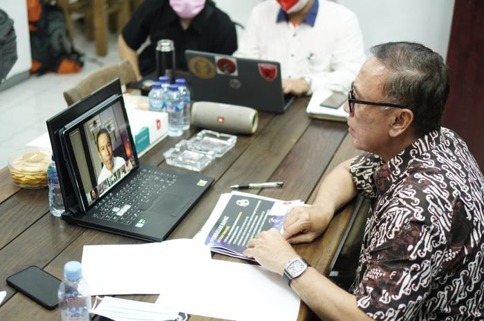 Ketua Umum PSSI, Mochamad Iriawan, memantau rapat virtual dengan anggota Exco PSSI pada Selasa (12/5/2020)