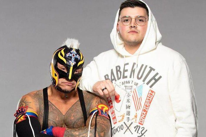 Rey Mysterio bersama sang anak, Dominick Mysterio.