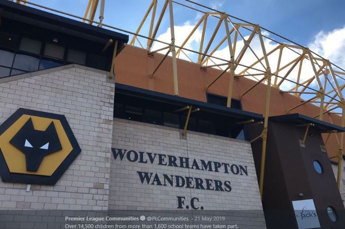 Wolverhampton Wanderes menjadikan parkiran di pusat pelatihan mereka sebagai tempat tes COVID-19 dengan sistem drive trough.