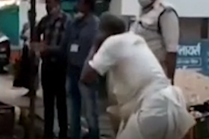 Pria 71 Tahun Dihukum Polisi India karena Buka Warung Sayur di Saat Lockdown
