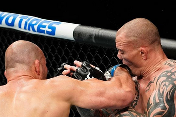 Momen Anthony Smith (kanan) tak berdaya ditangan Glover Teixeira (kiri) hingga gigi rompol pada seri UFC di bulan Mei lalu.