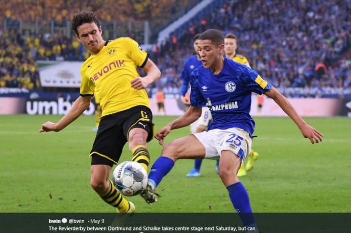 Perebutan bola antara gelandang Borussia Dortmund, Thomas Delaney dan gelandang serang Schalke 04, Amine Harit, pada pertemuan pertama Revierderby Bundesliga musim 2019-2020.