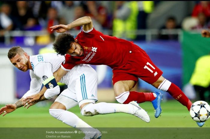 Striker Liverpool, Mohamed Salah (kanan), kehilangan keseimbangan saat dijaga ketat oleh bek Real Madrid, Sergio Ramos, dalam laga final Liga Champions di Stadion NSC Olimpiyskiy, Kiev, Ukraina pada 26 Mei 2018. 