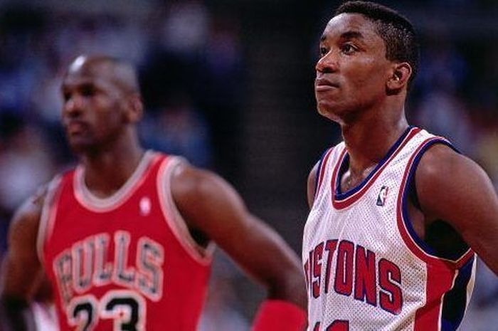 Pebasket Detroit Pistons, Isiah Thomas (depan), dan Michael Jordan dari Chicago Bulls masih menjadi rival sampai sekarang.