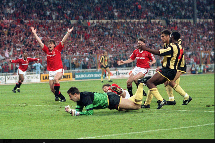 Para pemain Manchester United merayakan gol Lee Martin ke gawang Crystal Palace dalam laga final FA Cup, 17 Mei 1990.