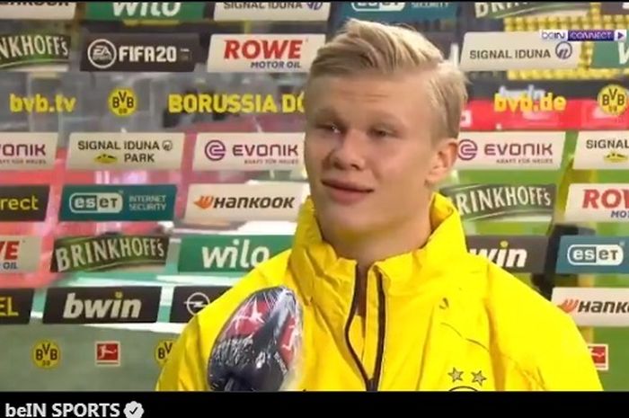 Ekspresi striker Borussia Dortmund, Erling Haaland, ketika diwawancara seusai bertanding.