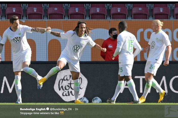 Para pemain Wolfsburg merayakan gol mereka dengan mengadukan kaki.