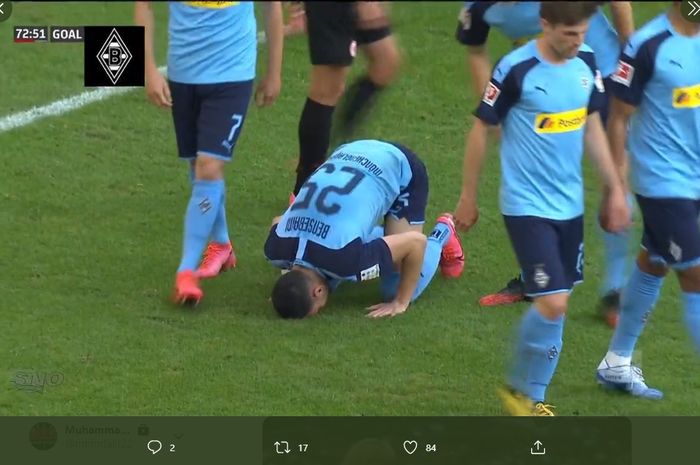 Selebrasi sujud syukur yang dilakukan oleh bek Borussia Monchengladbach, Ramy Bensebaini