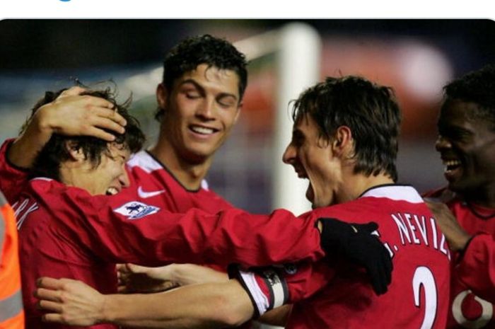 Park Ji-sung, Cristiano Ronaldo, Gary Neville, dan Louis Saha melakukan selebrasi saat masih membela Manchester United.