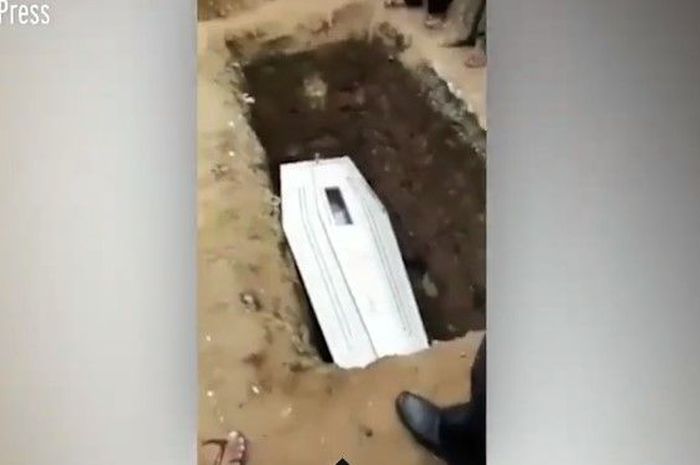 Viral video mayat melambaikan tangan dari dalam peti